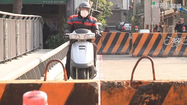 擺護欄擋汽車 橋面成機車障礙賽道