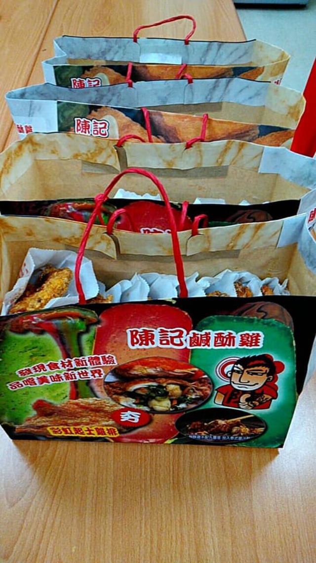 鹹酥雞老闆直接開車到醫院旁。(翻攝臉書)