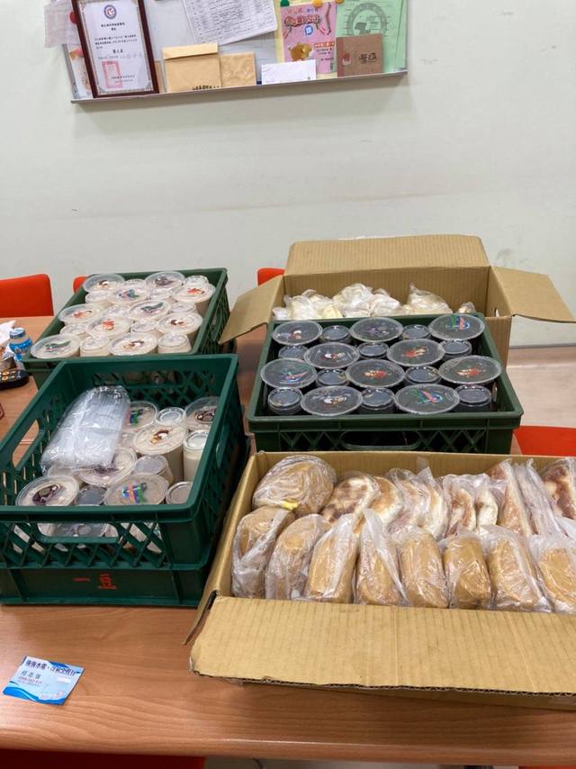 強強水電冷氣行送早餐給醫護享用。(翻攝臉書)