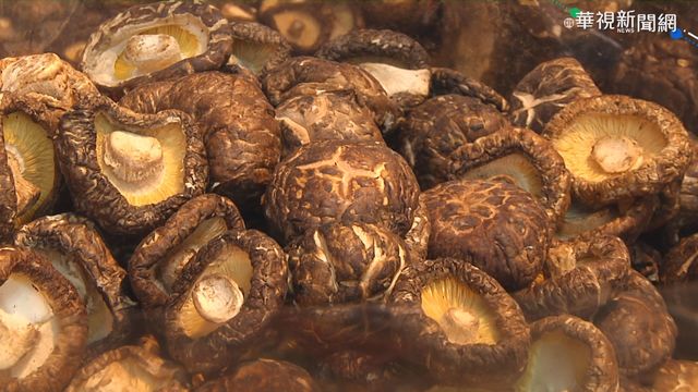 搶買零食.乾貨 年貨街人潮提早湧現