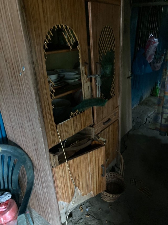 （大公熊翻箱倒櫃覓食。／翻攝自臉書粉絲專頁「林務局-森活情報站」）