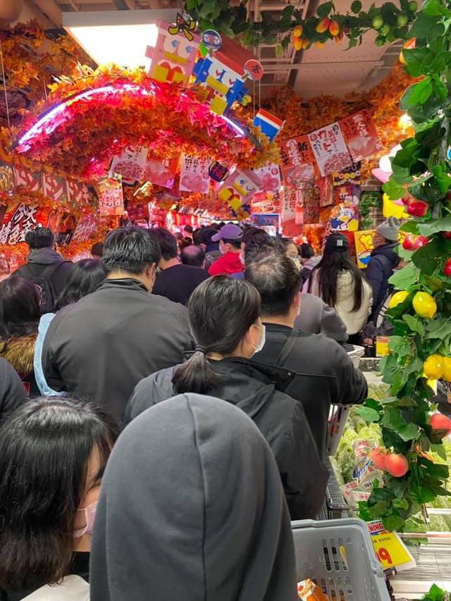 有民眾凌晨3點發文表示，現場排隊人潮爆多。(翻攝自臉書社團「台灣唐吉軻德 分享老實說 (DON DON DONKI)」)