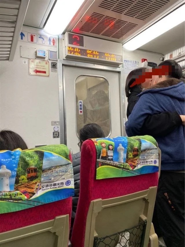 情不自禁！情侶搭火車不戴口罩 忘情熱吻5分鐘