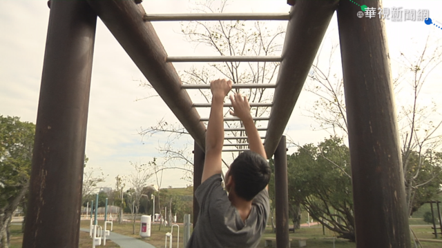 中央公園啟用1個月 單槓鬆脫害婦骨折