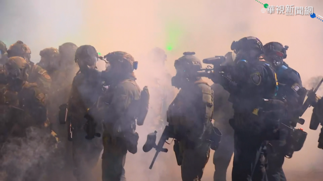 反拜登就職 波特蘭示威者砸民主黨部