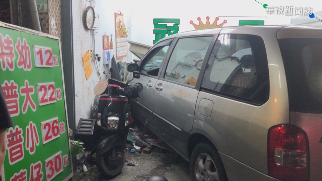 轎車過彎失控 連撞機車.檳榔攤2傷