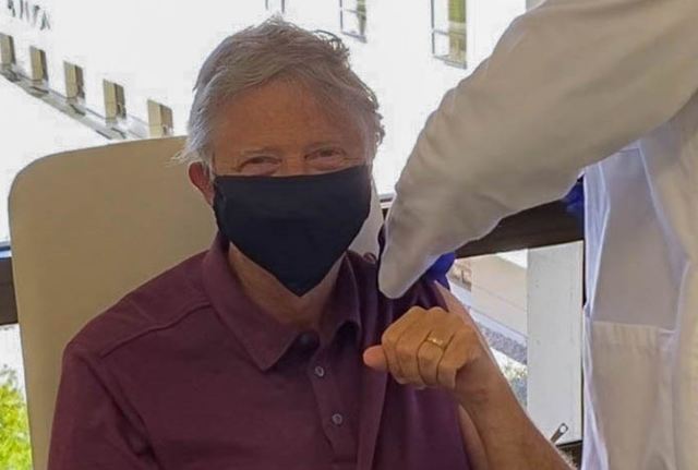 比爾蓋茲接種新冠疫苗 推特喊：我感覺棒極了！