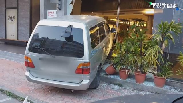 疑路況不熟轉彎失控 轎車撞進火鍋店