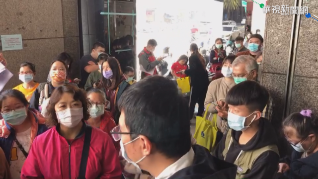 搶買防疫保單 台南西門路前大排長龍