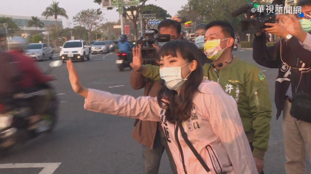 挺黃捷! 許智傑偕議員鳳山街頭拜票