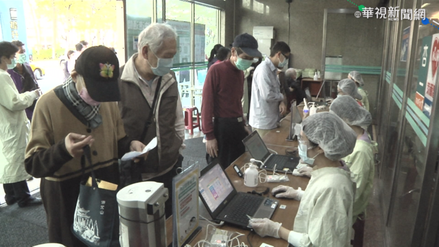 進出醫院需過健保卡 院外湧排隊人潮