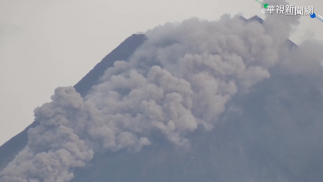 印尼梅拉比火山爆發 巨大灰雲竄天際