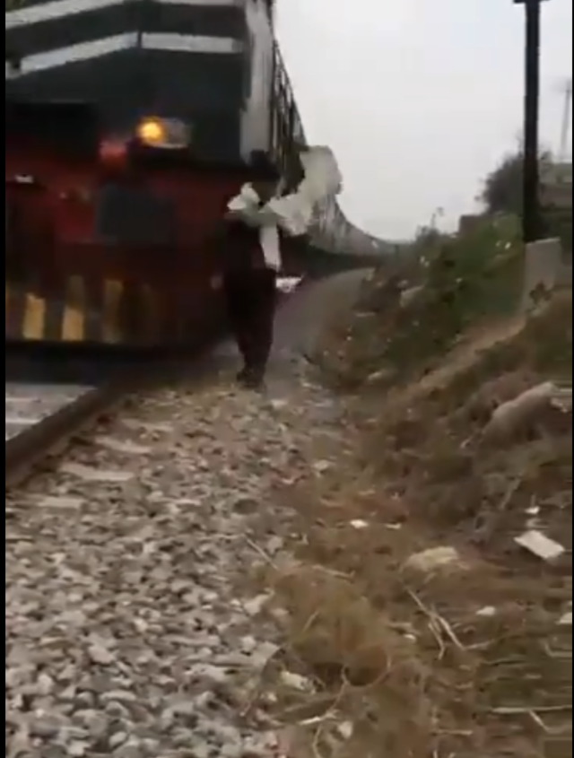 男子不顧後方火車狂按喇叭，遭到撞擊。（翻攝自Twitter）