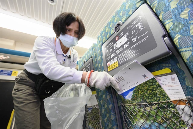 為減少旅客接觸感染風險，2月1日起列車椅背網袋內的「TLife」車上雜誌及「高速傳愛 助學計畫」的捐款信封將同步撤除。(高鐵提供)