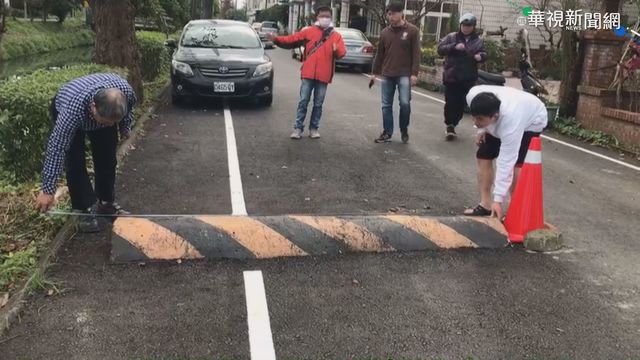 15公分路障標示不清 多輛汽機車遭殃