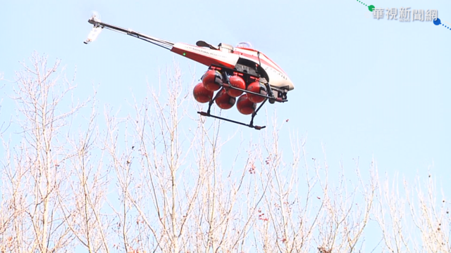 無人直升機投放滅火球 助滅山林大火