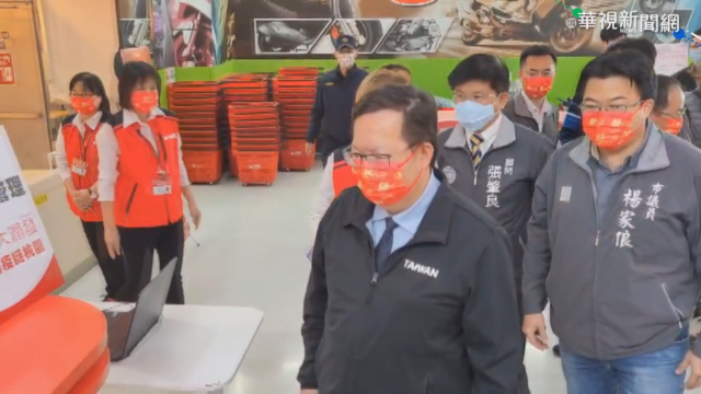 鄭文燦訪大賣場 買年菜犒賞平鎮員警