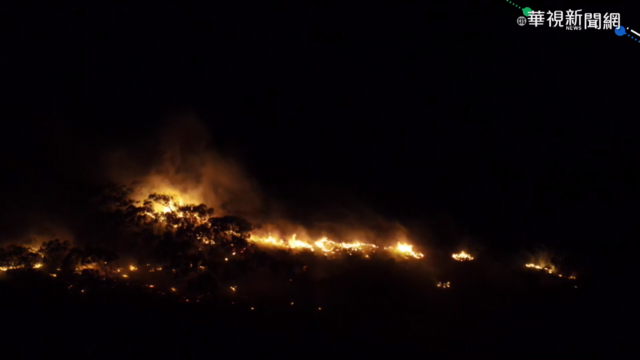 墾丁宮廟旁火燒山 橘紅色火光竄天