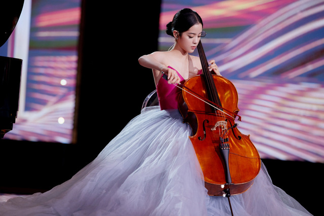 歐陽娜娜央視春晚彩排 機場遇狂粉扯髮索吻