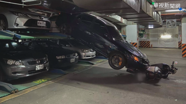 機械車位轎車滑落 險砸路過騎士