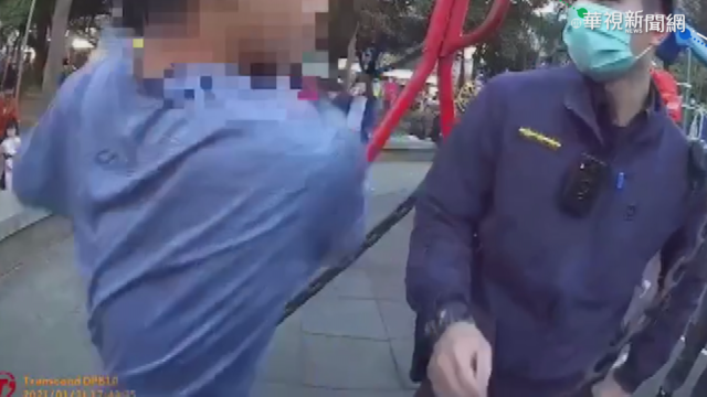 為鞦韆起爭執 男子對警揮手遭上銬