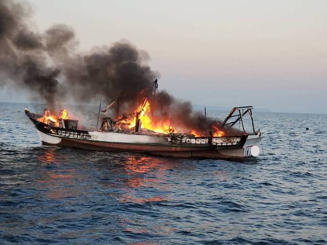 枋寮外海火燒船 火勢猛烈船員跳海逃生.海巡馳援
