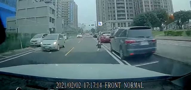 開車險撞上路邊竄出女童 眾人嚇：家長險悔一生