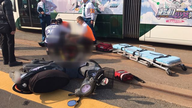 機車闖進輕軌軌道 騎士撞列車倒地