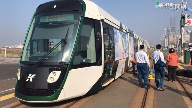 騎士疑闖封閉路段 擦撞輕軌列車受傷