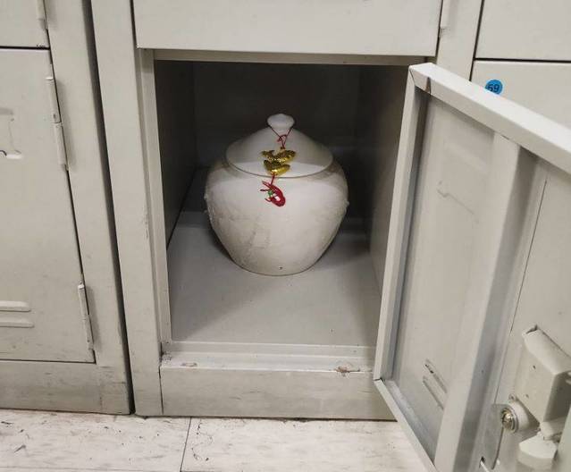 犒賞員工送雞湯！這盅宛如「骨灰罈」：出門口要撐傘