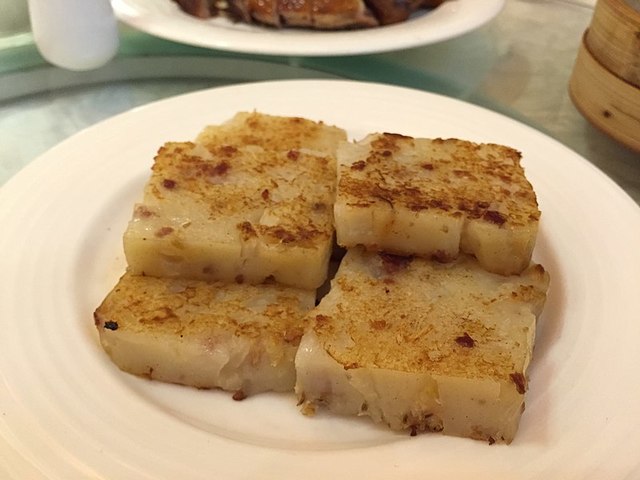 吃蘿蔔糕「臘肉咬不斷」好困惑... 他吐出來傻眼了