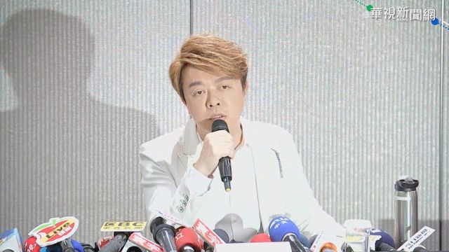 雞排妹現身記者會場 折返被擋門外