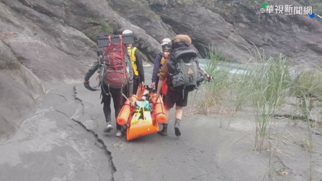 遊客溯溪疑踩空骨折 消防隊接力救援