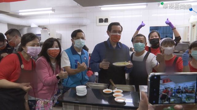 體驗麵店｢一日店員｣ 馬英九展親民