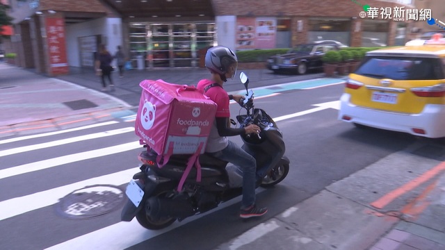 外送員爬6樓送餐「客給一大袋硬幣」 眾怒：糟蹋人