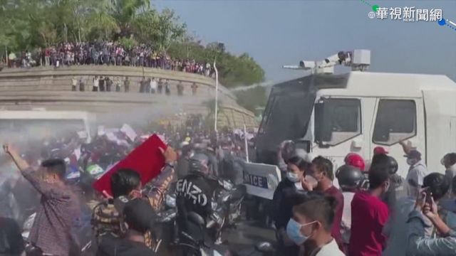 緬甸反政變示威 警出動水砲車驅離