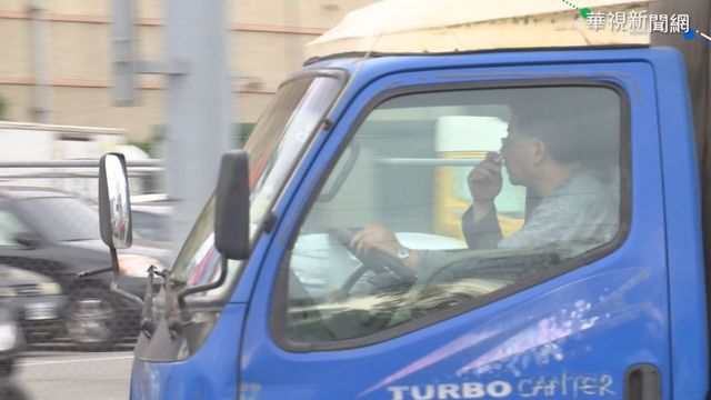 過年前貨運爆量 宅配司機控超時工作