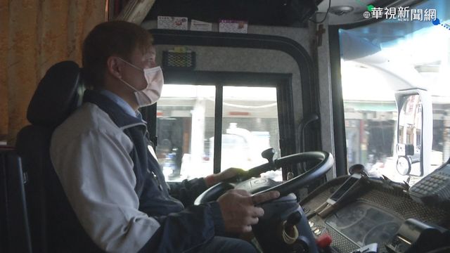 民宅竄火苗 客運司機衝下車滅火