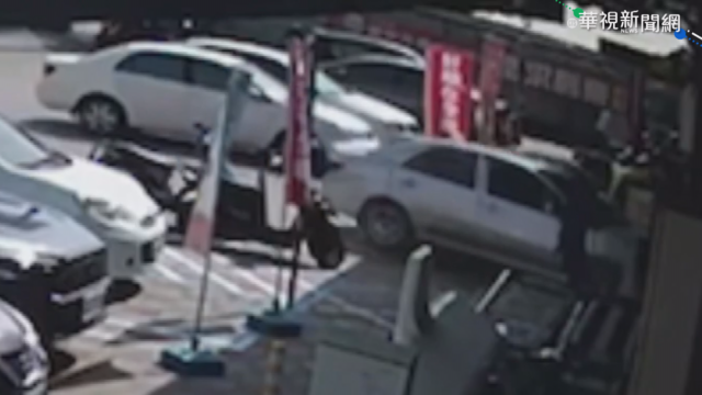 停車疑誤踩油門 轎車撞進連鎖超市