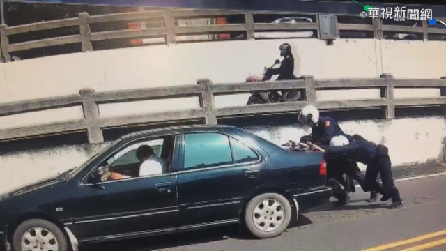 轎車地下道拋錨 員警推車解圍