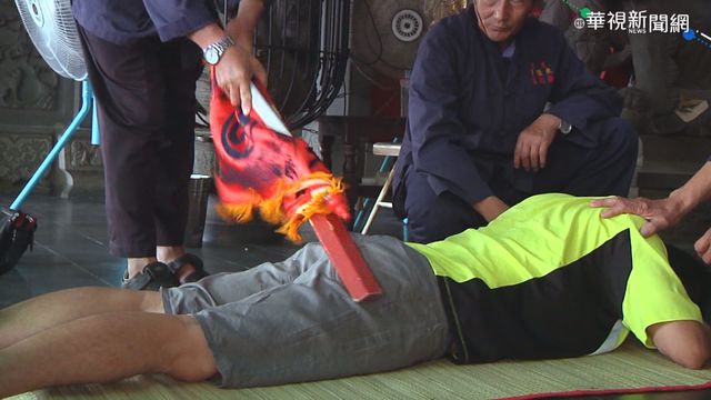 到東隆宮求改運 信徒排隊｢打屁股｣