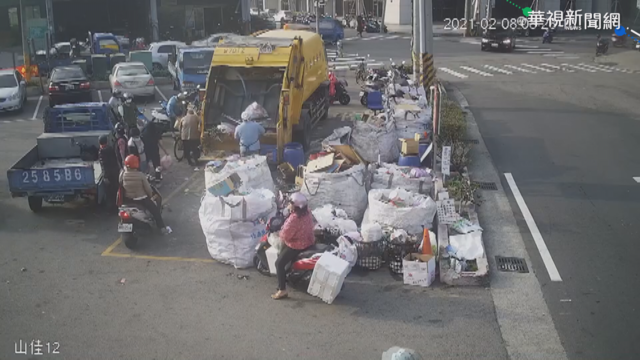 整包香灰丟垃圾車噴飛 清潔員全身灰