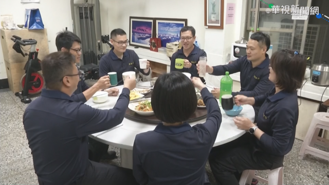 除夕輪值 高雄港務消防隊吃鍋圍爐