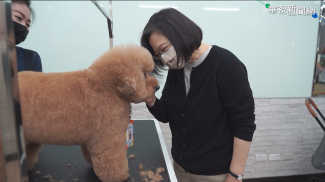 總統逛寵物店 採買毛小孩新衣.零食