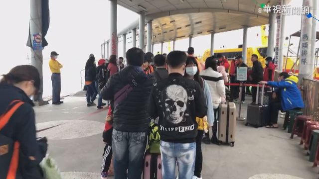 鹿耳門聖母廟摸春牛 先消毒再動手!