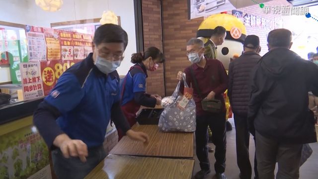 百貨新春福袋夯! 鐵粉通霄排隊搶頭香