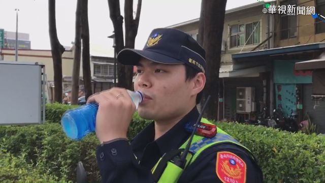 警察兼職外送員? 春節騎車送飲料慰勤