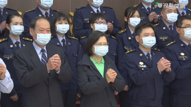 總統慰勉海巡 呼籲情人節｢要熱情點｣