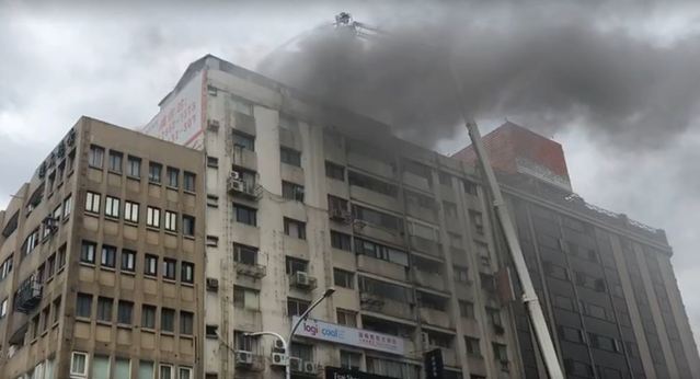 快訊》北市大樓火警！黑煙狂冒 警消搶救中