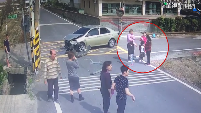 走春路口相撞 休旅車衝田中母女傷